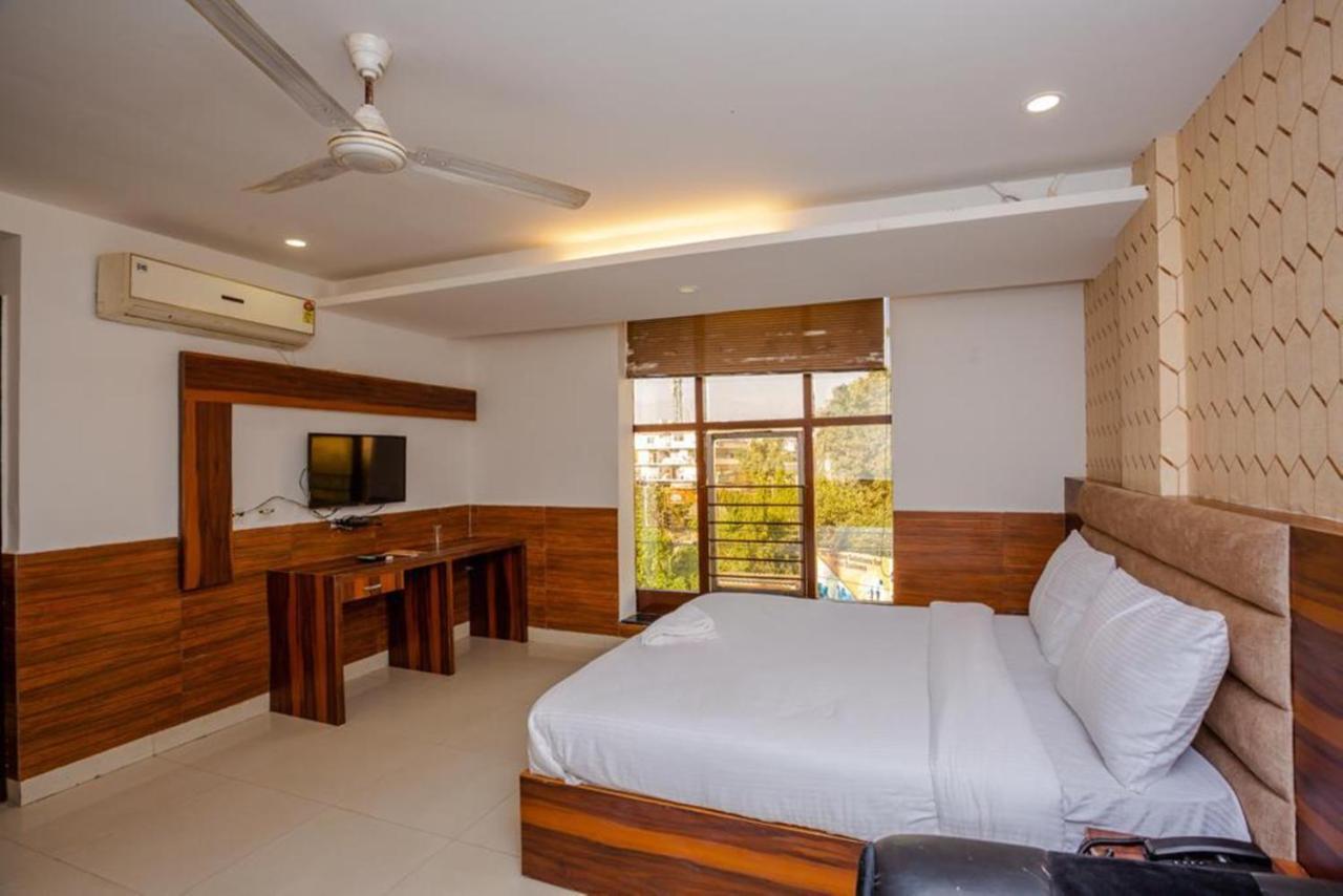 Hotel Doon Dehradun Exteriör bild